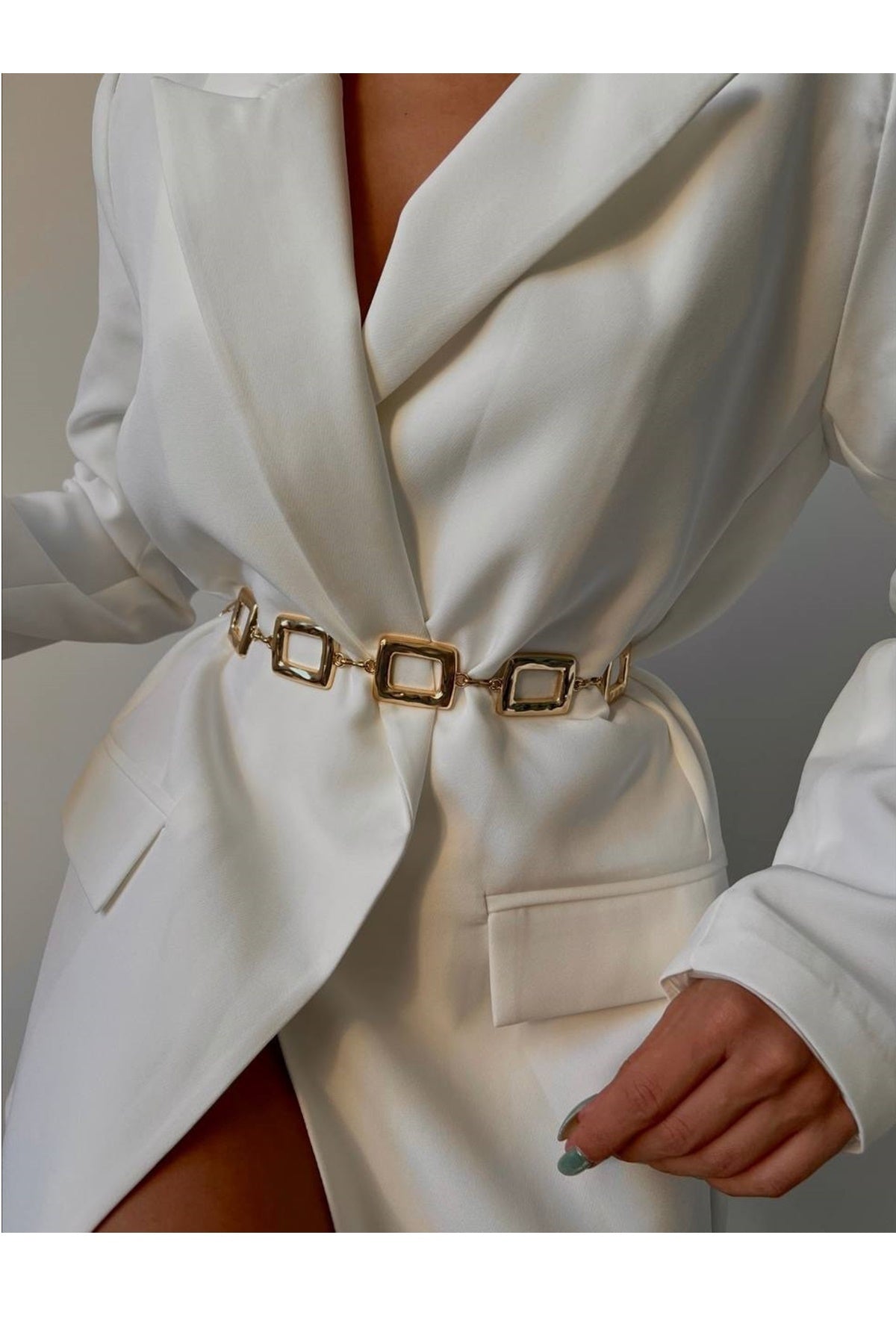Goldfarbener quadratischer Kettengürtel als Taillenaccessoire