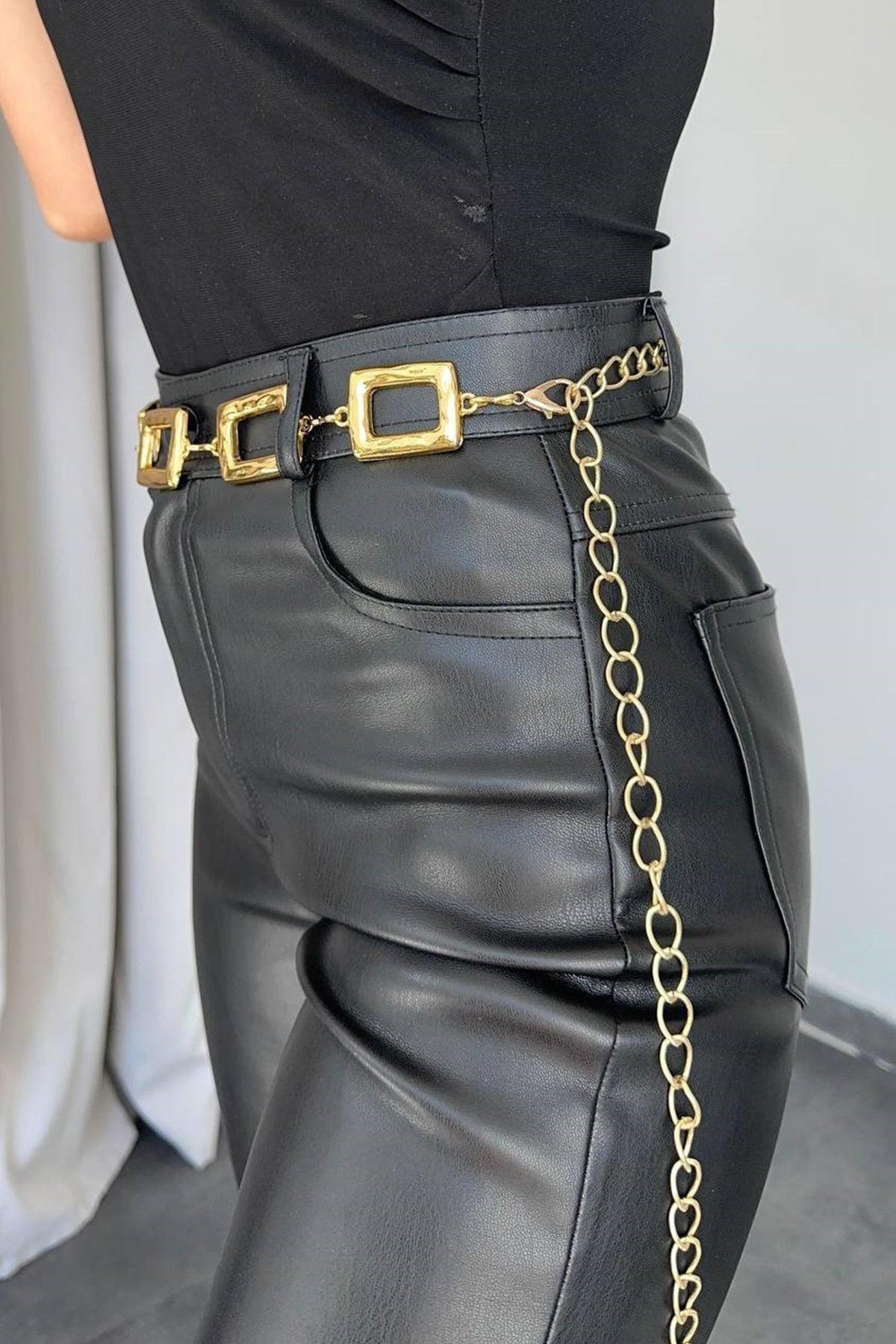 Goldfarbener quadratischer Kettengürtel als Taillenaccessoire