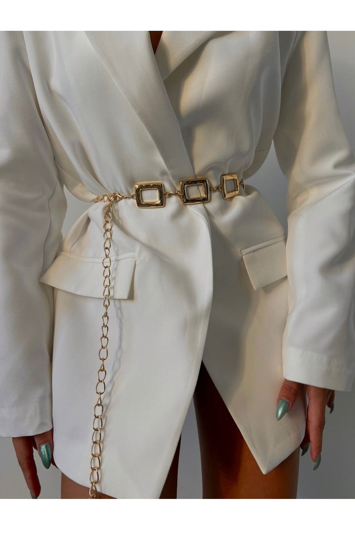 Goldfarbener quadratischer Kettengürtel als Taillenaccessoire