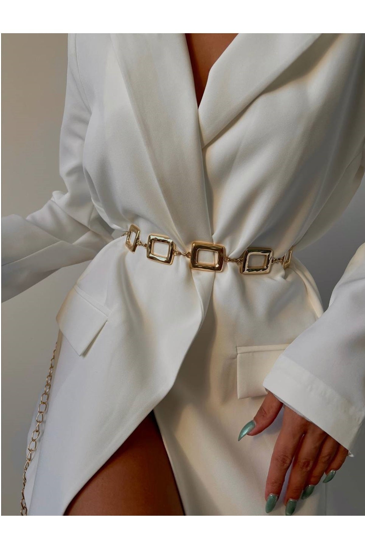 Goldfarbener quadratischer Kettengürtel als Taillenaccessoire
