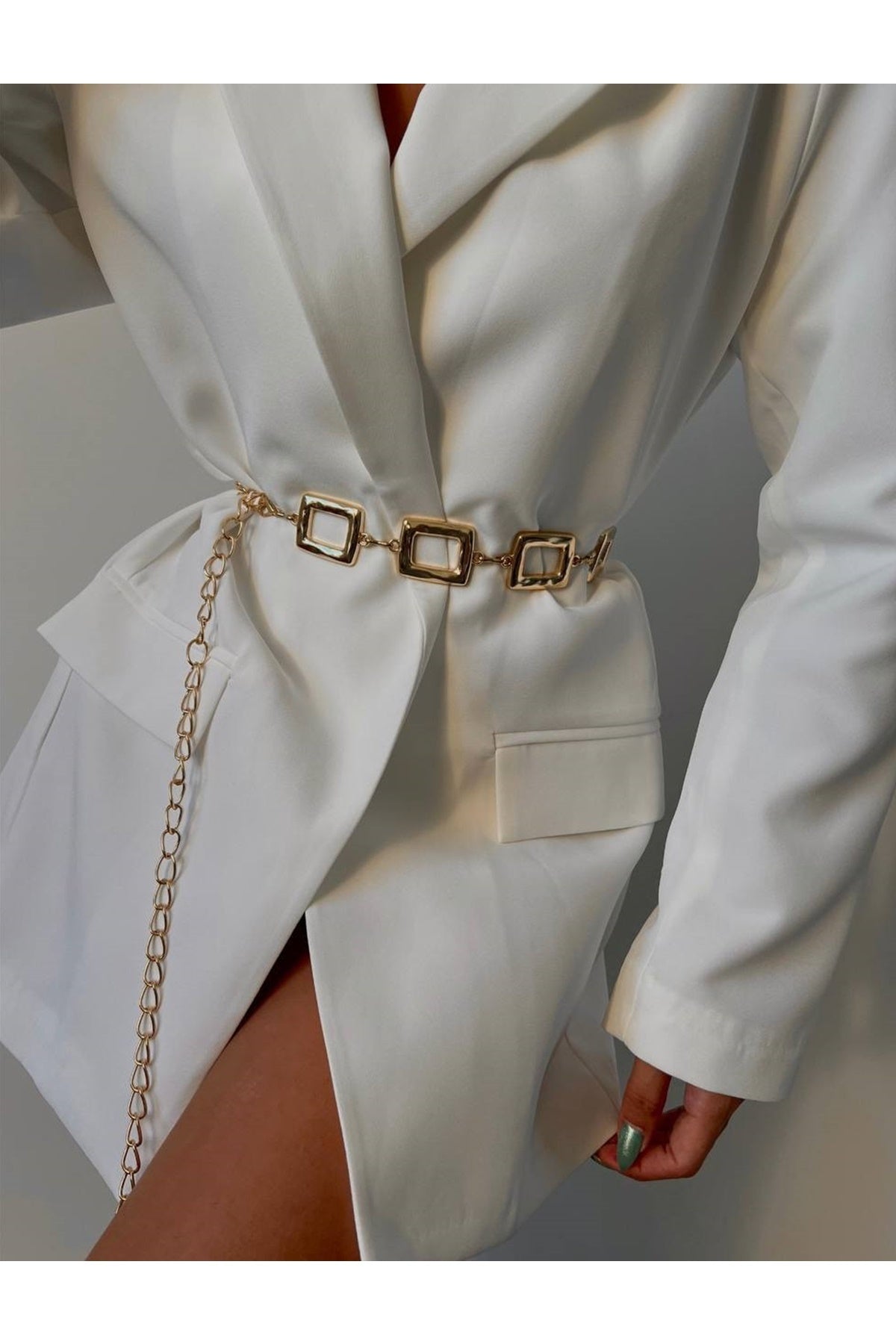 Goldfarbener quadratischer Kettengürtel als Taillenaccessoire