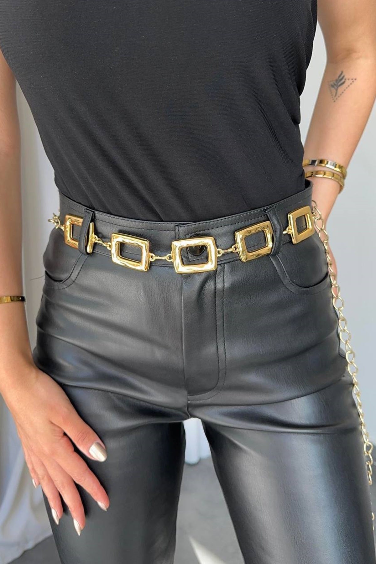 Goldfarbener quadratischer Kettengürtel als Taillenaccessoire