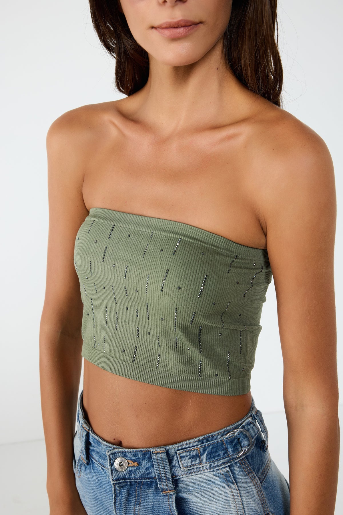 Nahtloses, trägerloses Crop-Top mit Steinverzierungen