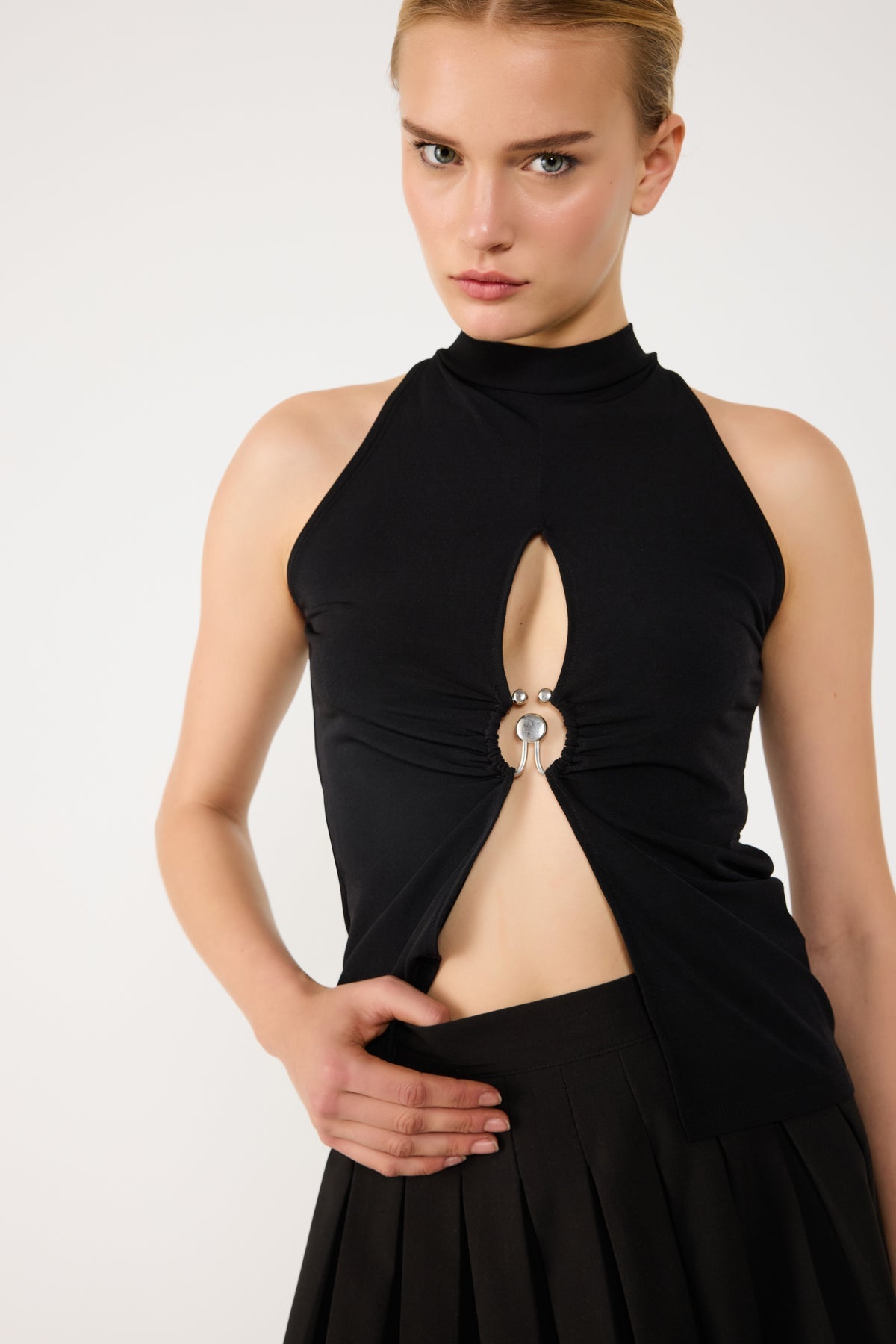 Neckholderbluse mit V-Ausschnitt