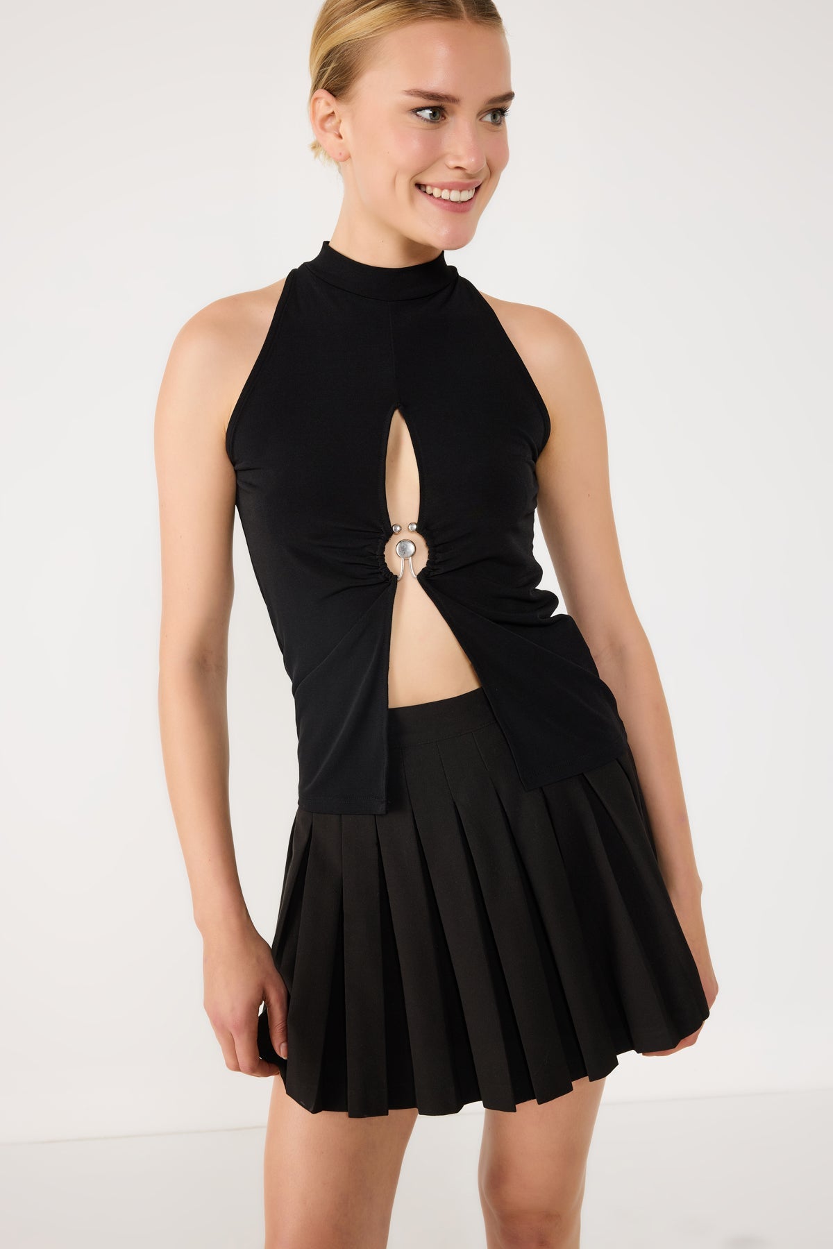 Neckholderbluse mit V-Ausschnitt