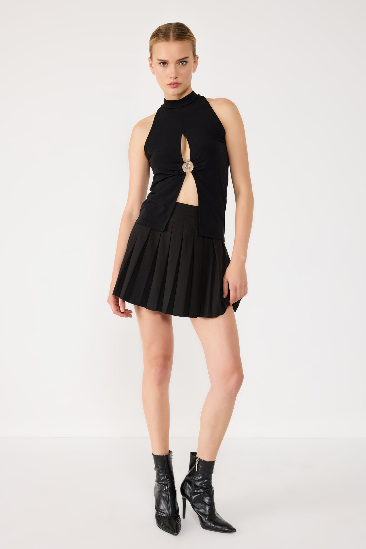 Neckholderbluse mit V-Ausschnitt
