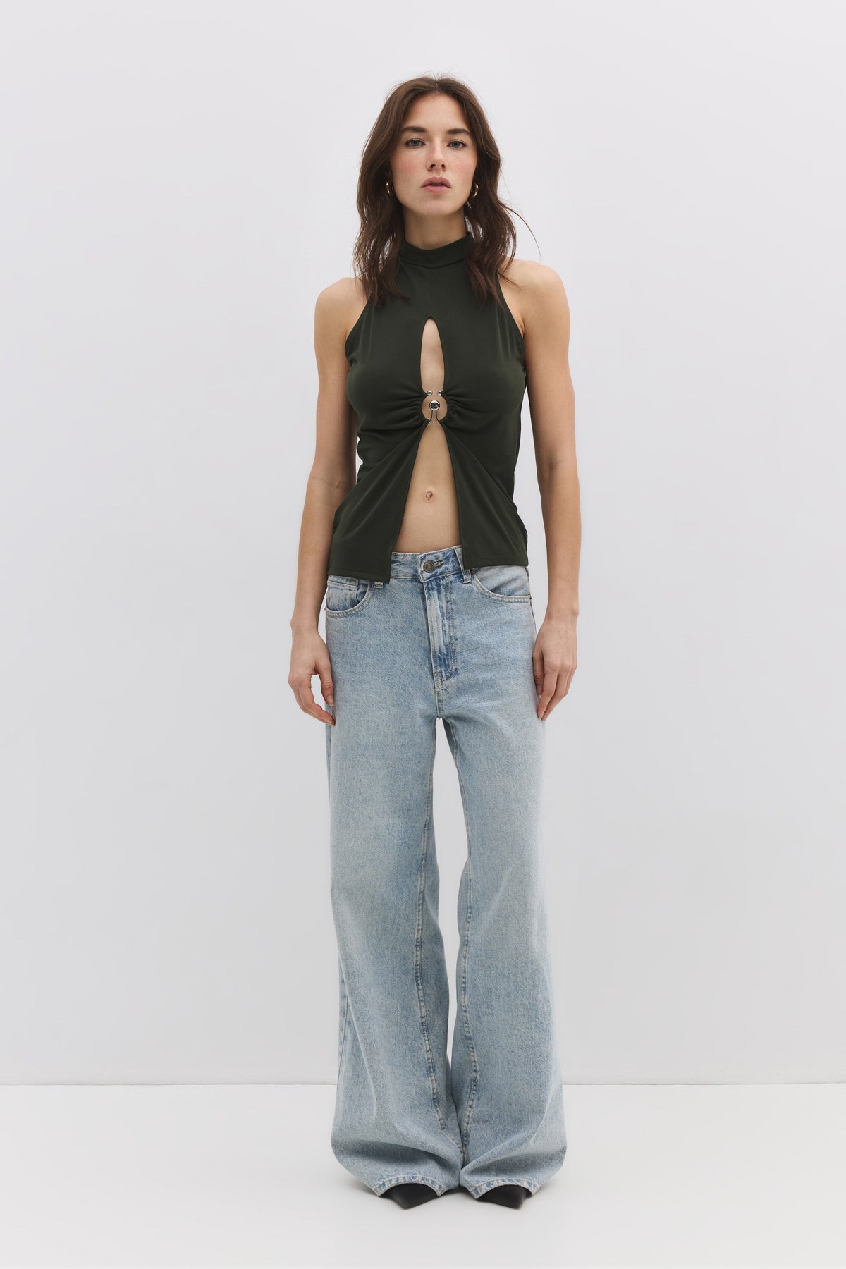 Neckholderbluse mit V-Ausschnitt