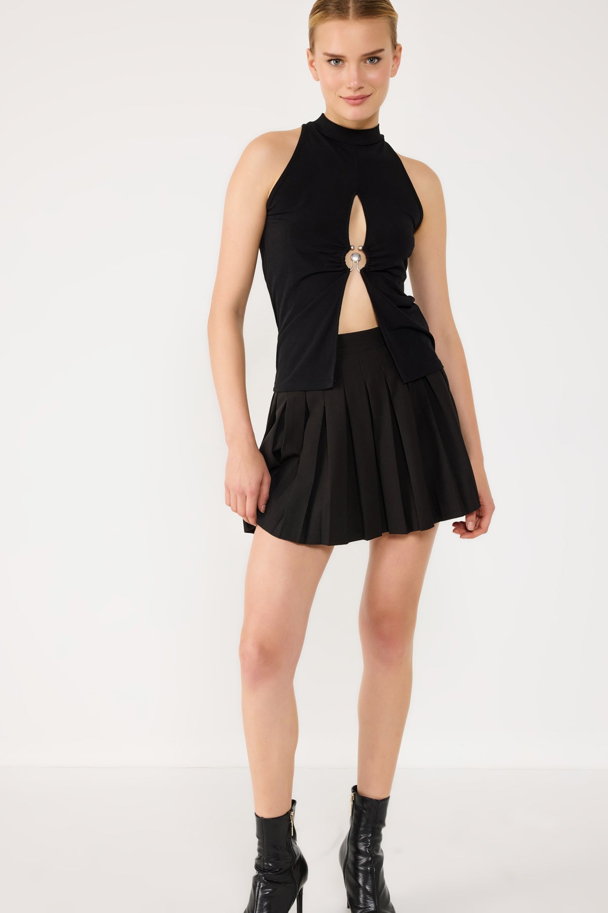 Neckholderbluse mit V-Ausschnitt