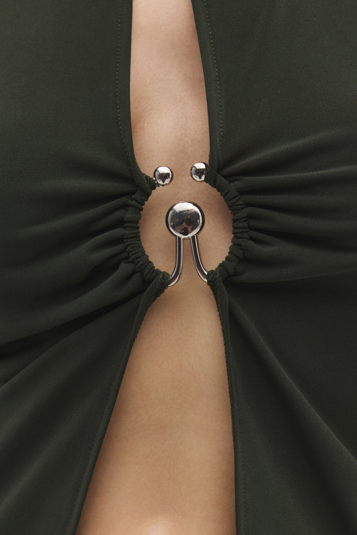 Neckholderbluse mit V-Ausschnitt