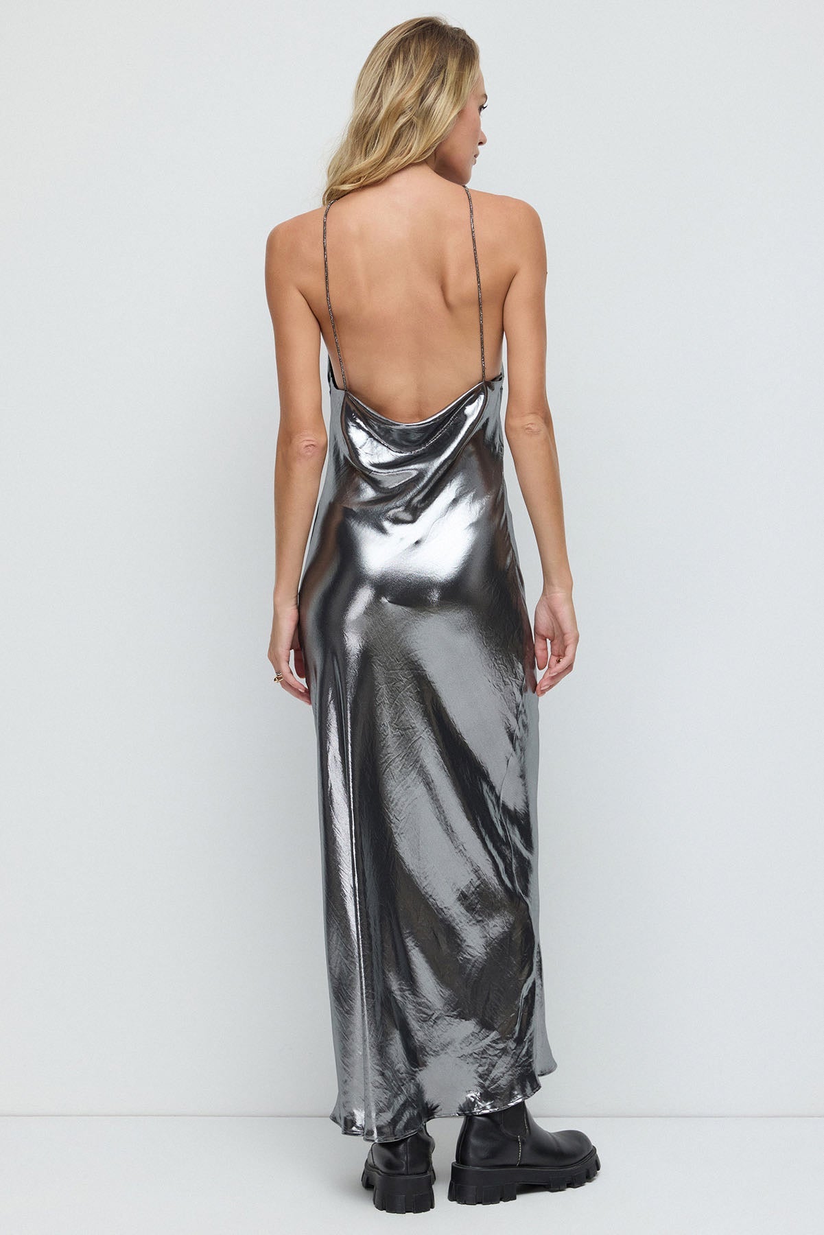 Langes Kleid mit Steinen