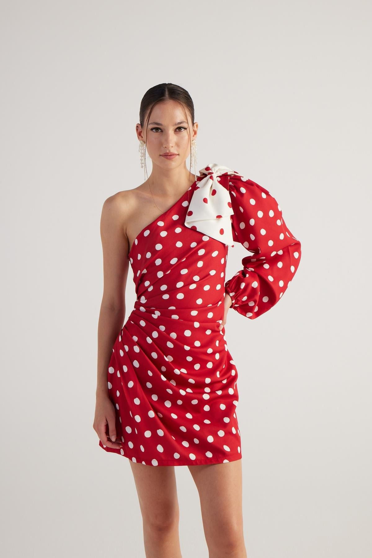 Mini-Punktekleid mit abnehmbarer Schleife