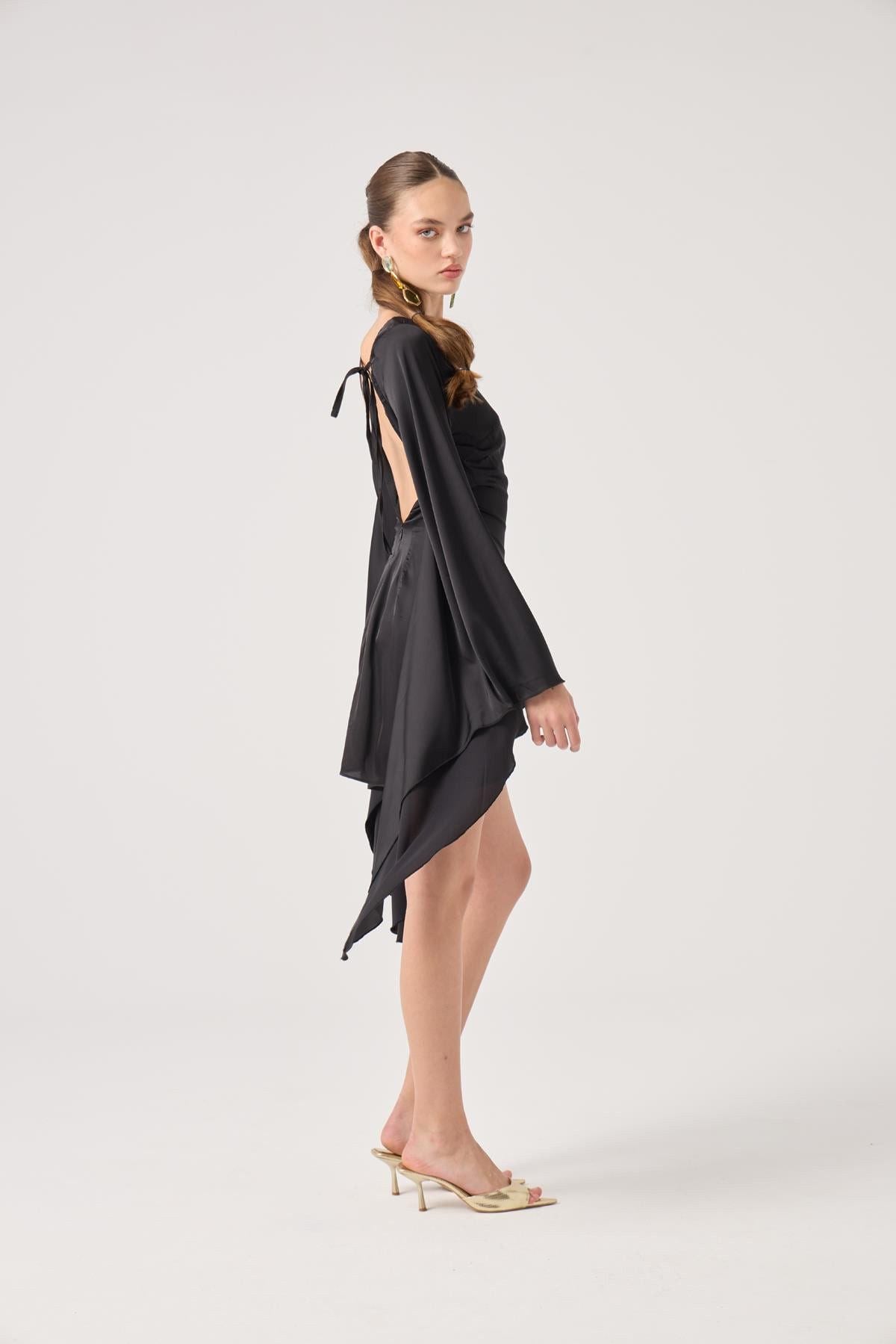 Satin-Kleid mit offenen Ärmeln