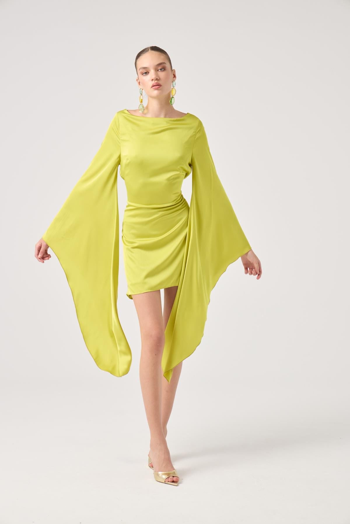 Satin-Kleid mit offenen Ärmeln