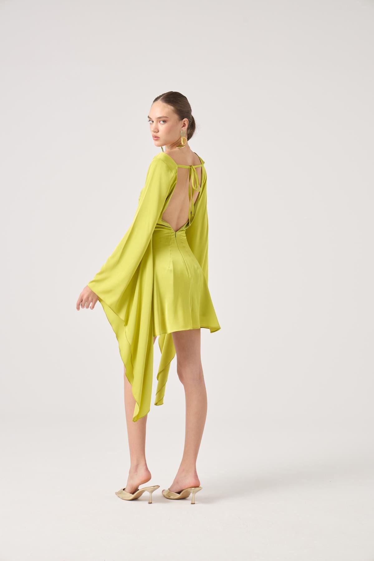 Satin-Kleid mit offenen Ärmeln