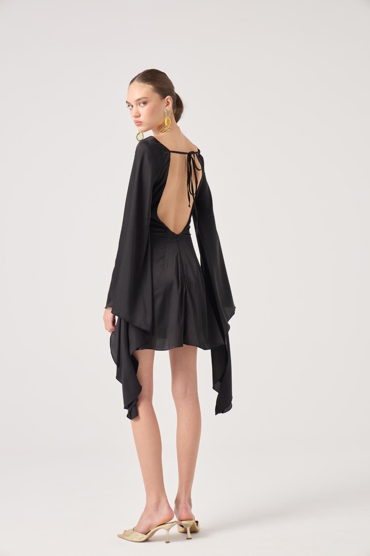 Satin-Kleid mit offenen Ärmeln