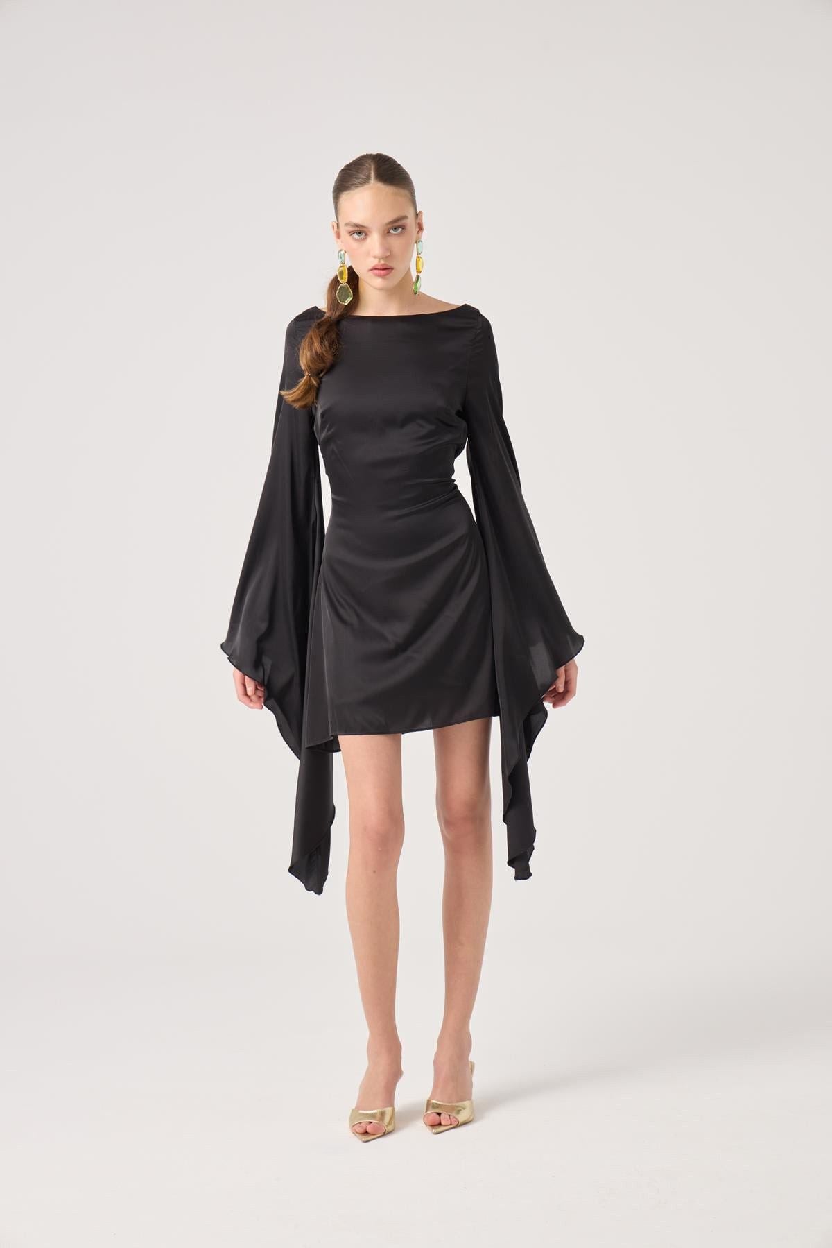 Satin-Kleid mit offenen Ärmeln