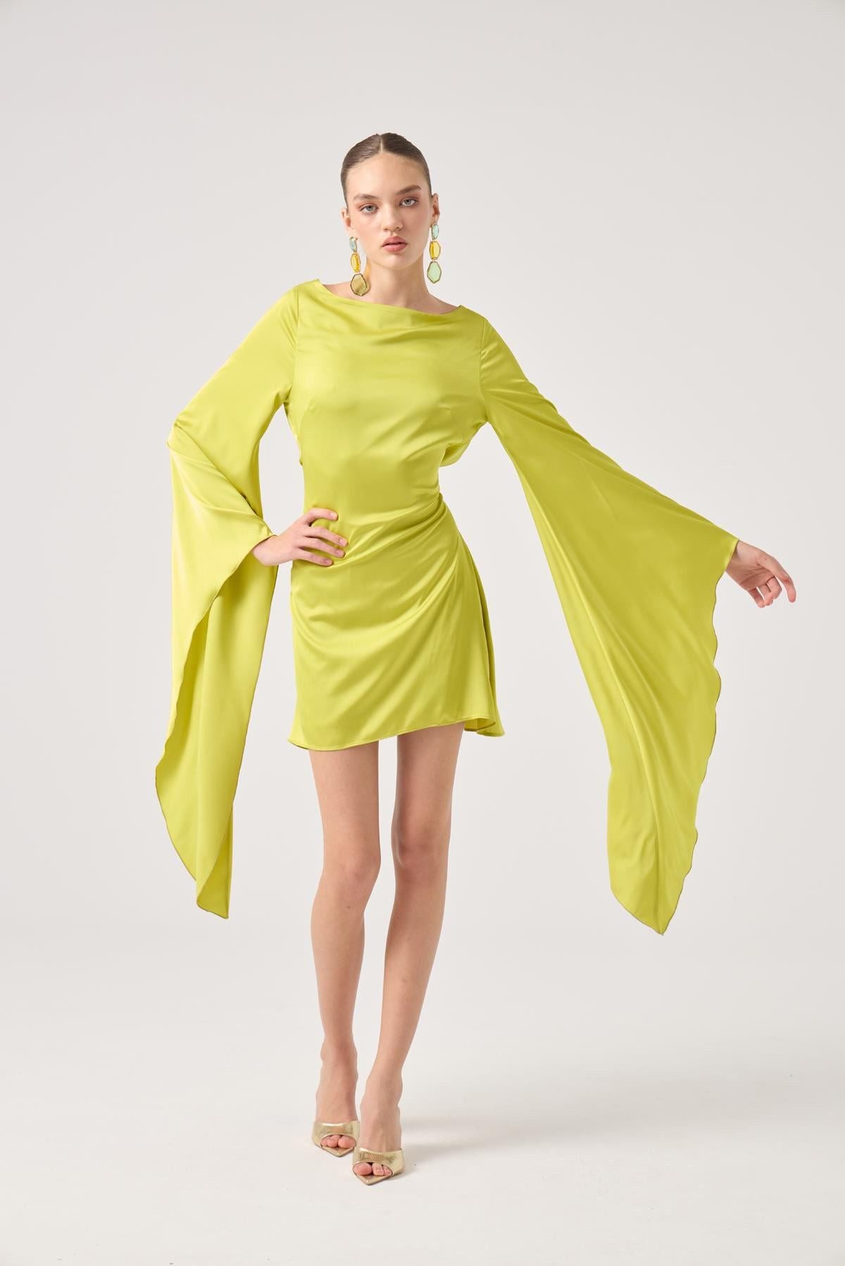 Satin-Kleid mit offenen Ärmeln