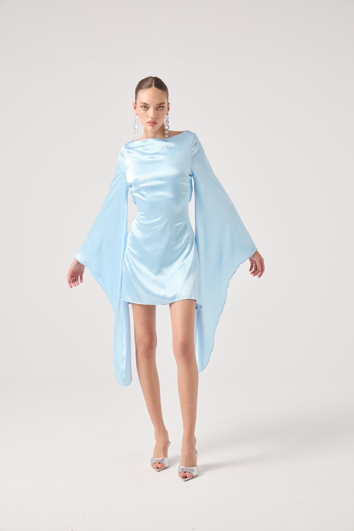 Satin-Kleid mit offenen Ärmeln