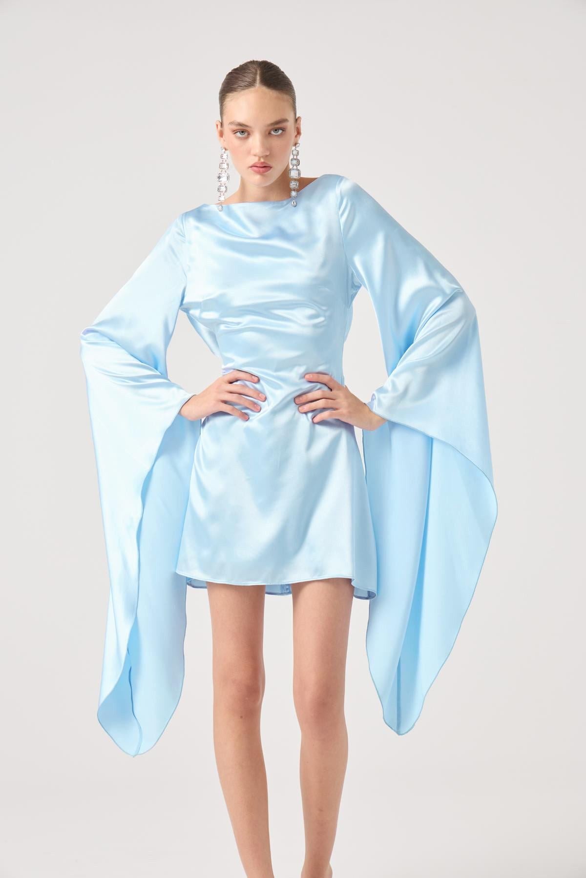 Satin-Kleid mit offenen Ärmeln