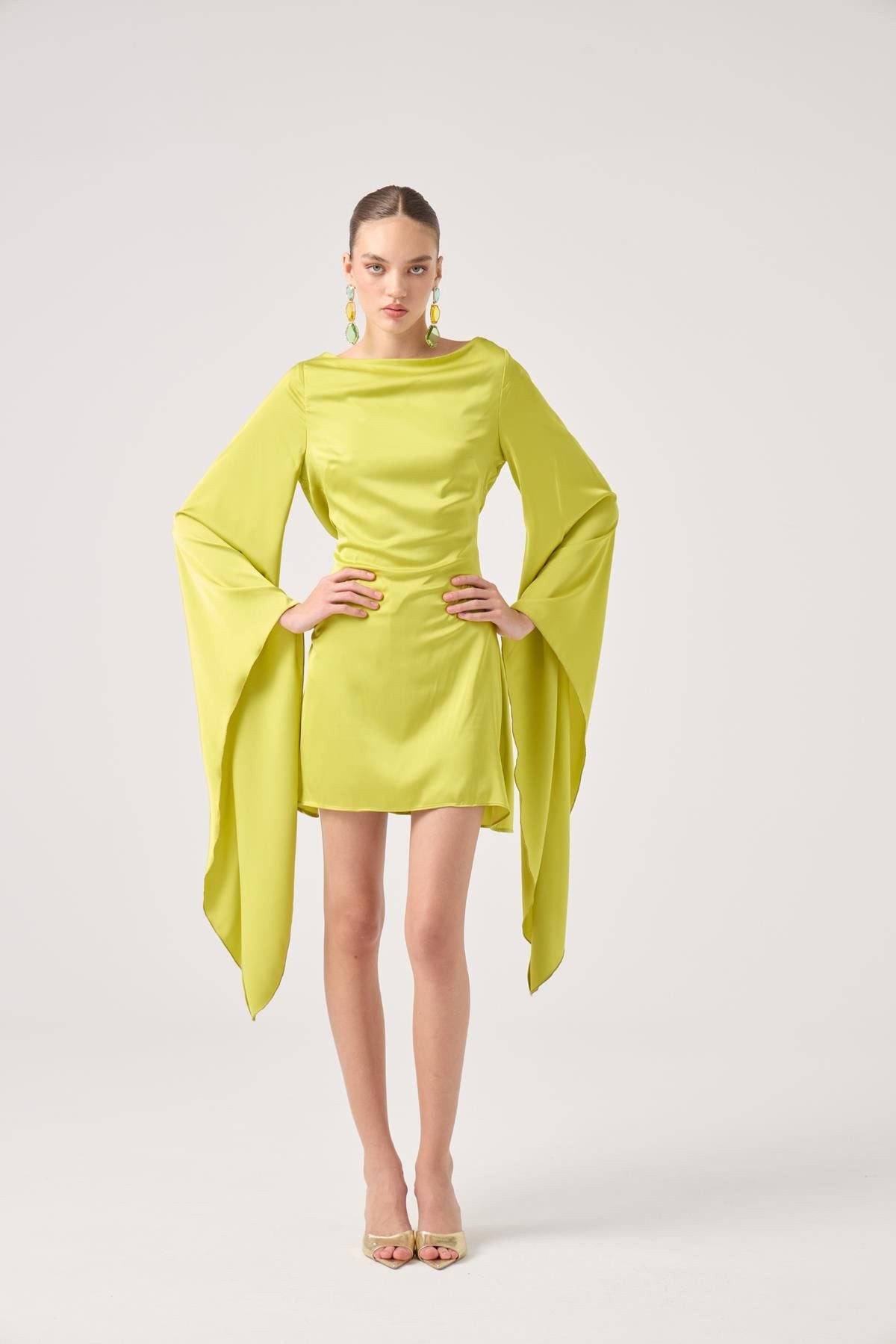 Satin-Kleid mit offenen Ärmeln