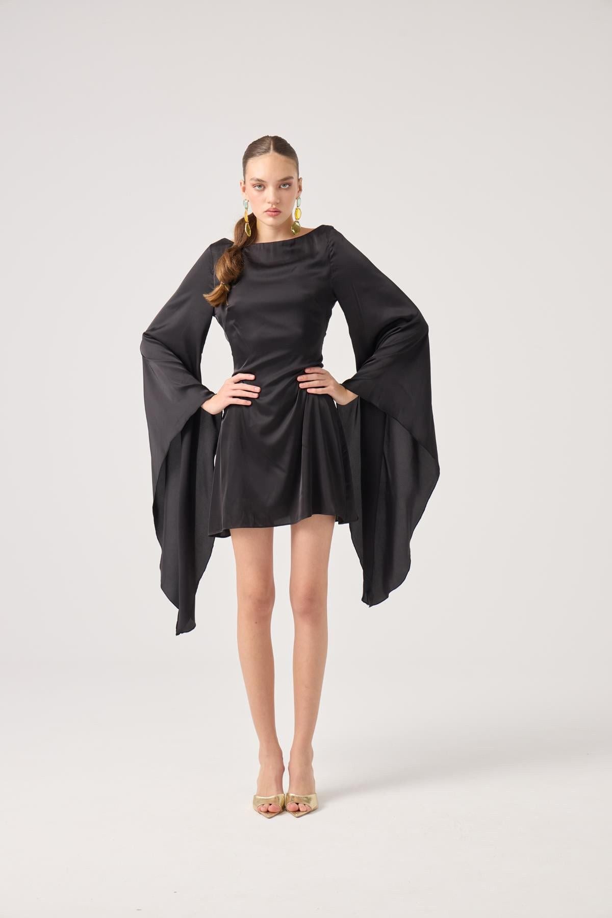 Satin-Kleid mit offenen Ärmeln