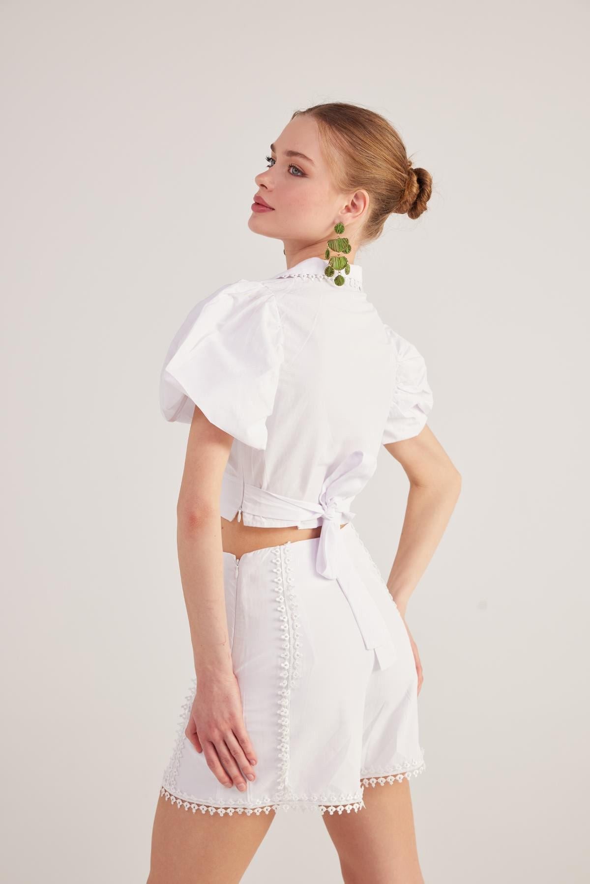 Bluse mit Gürtel und Broderie