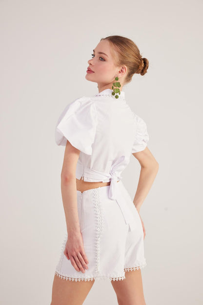 Bluse mit Gürtel und Broderie
