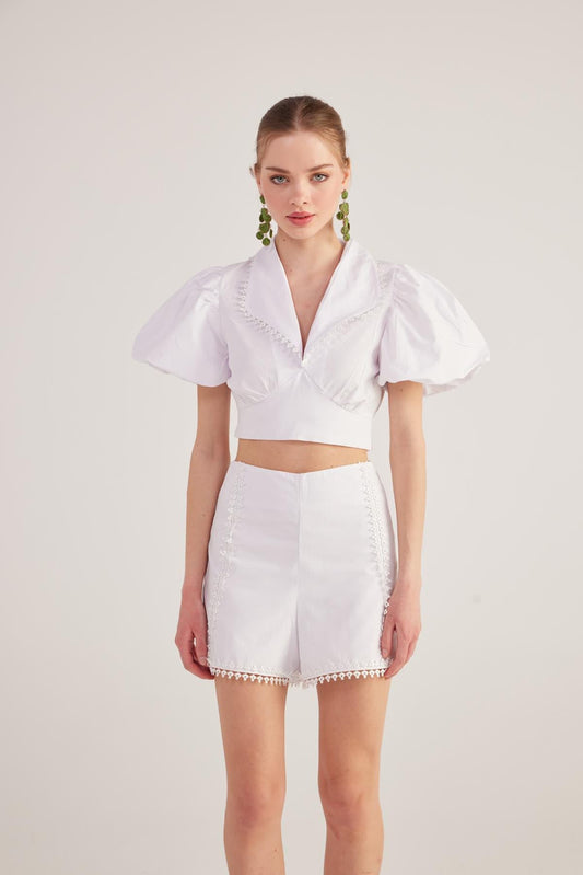 Bluse mit Gürtel und Broderie