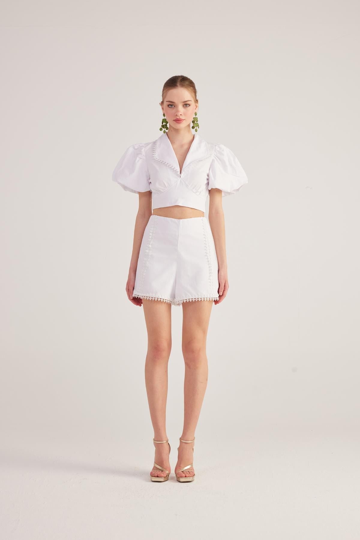 Bluse mit Gürtel und Broderie