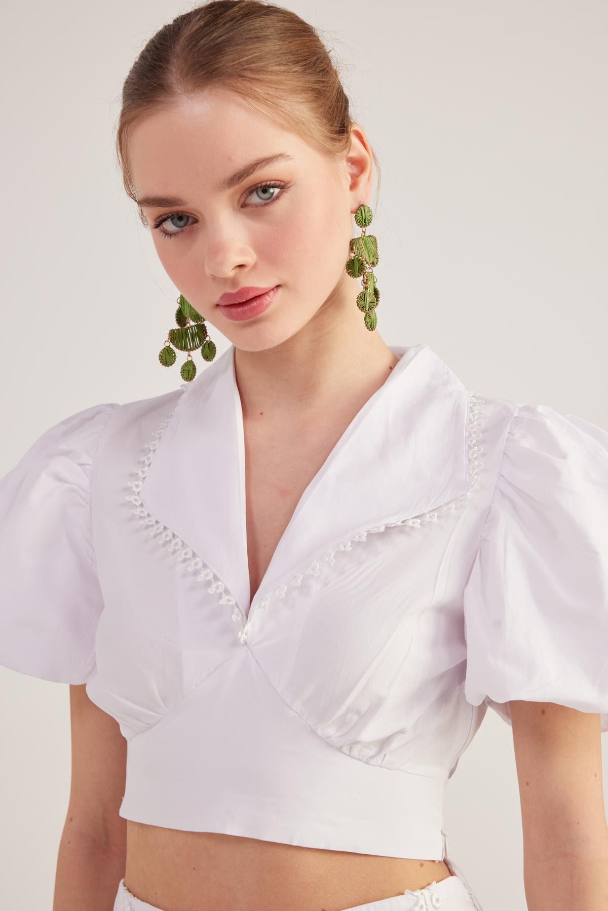 Bluse mit Gürtel und Broderie