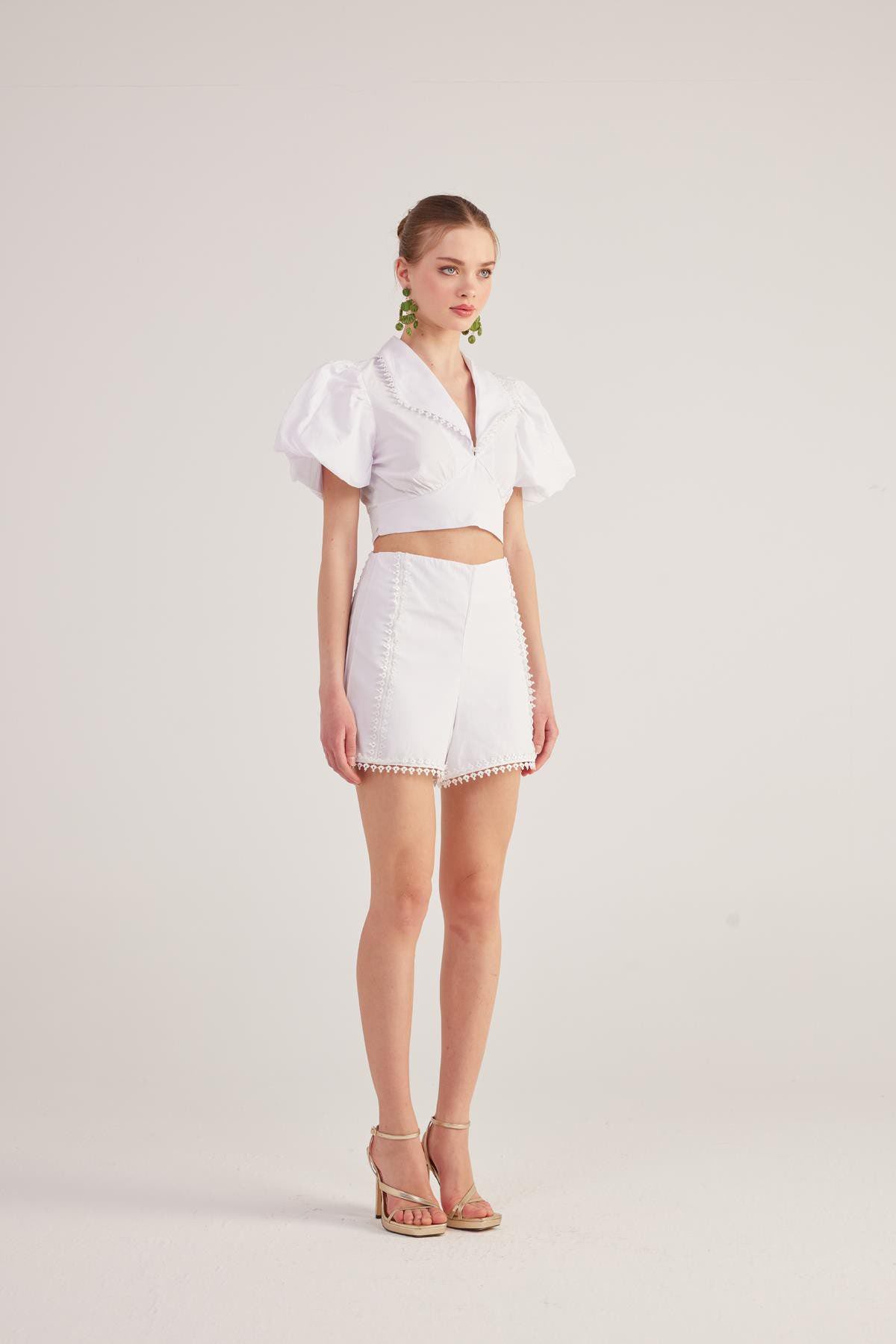 Bluse mit Gürtel und Broderie