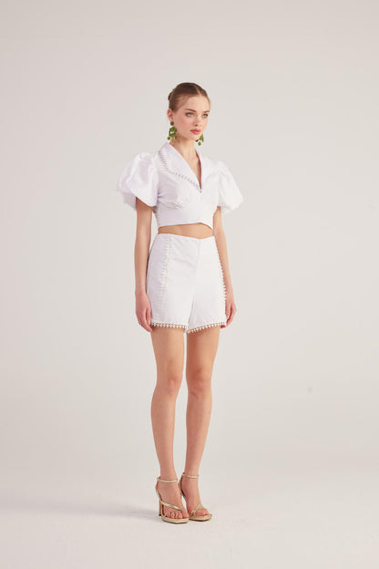 Bluse mit Gürtel und Broderie