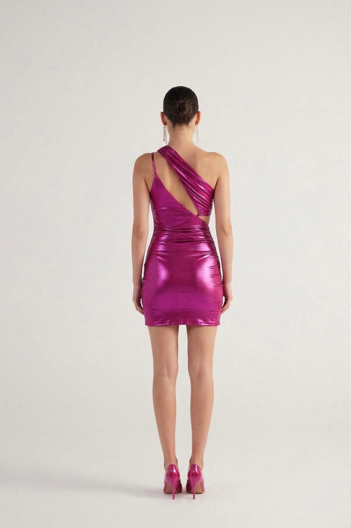 Ein-Schulter Glänzendes Mini-Kleid