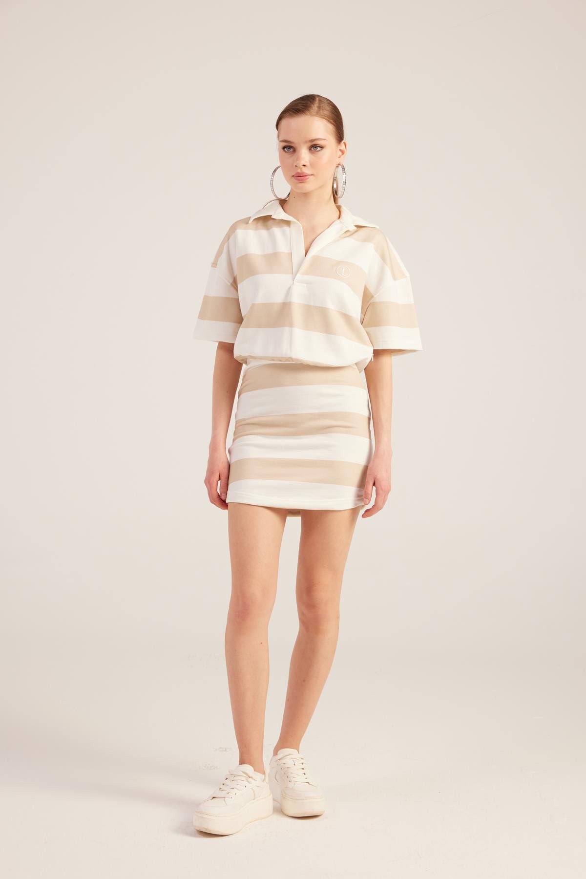 Gestreiftes Mini-Kleid mit Polokragen