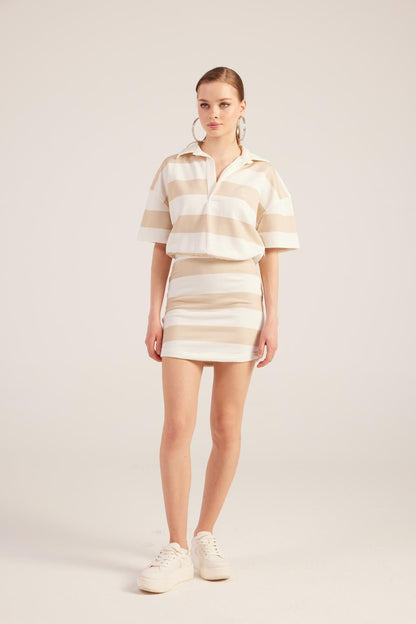Gestreiftes Mini-Kleid mit Polokragen