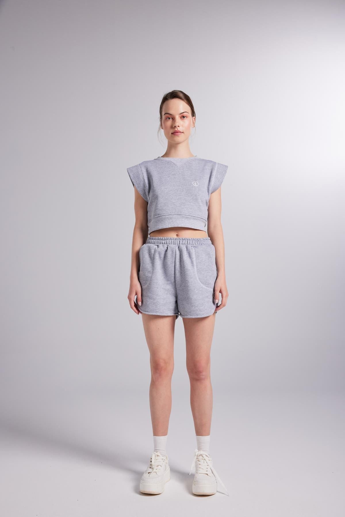 Mini-Shorts mit Kontrastnähten