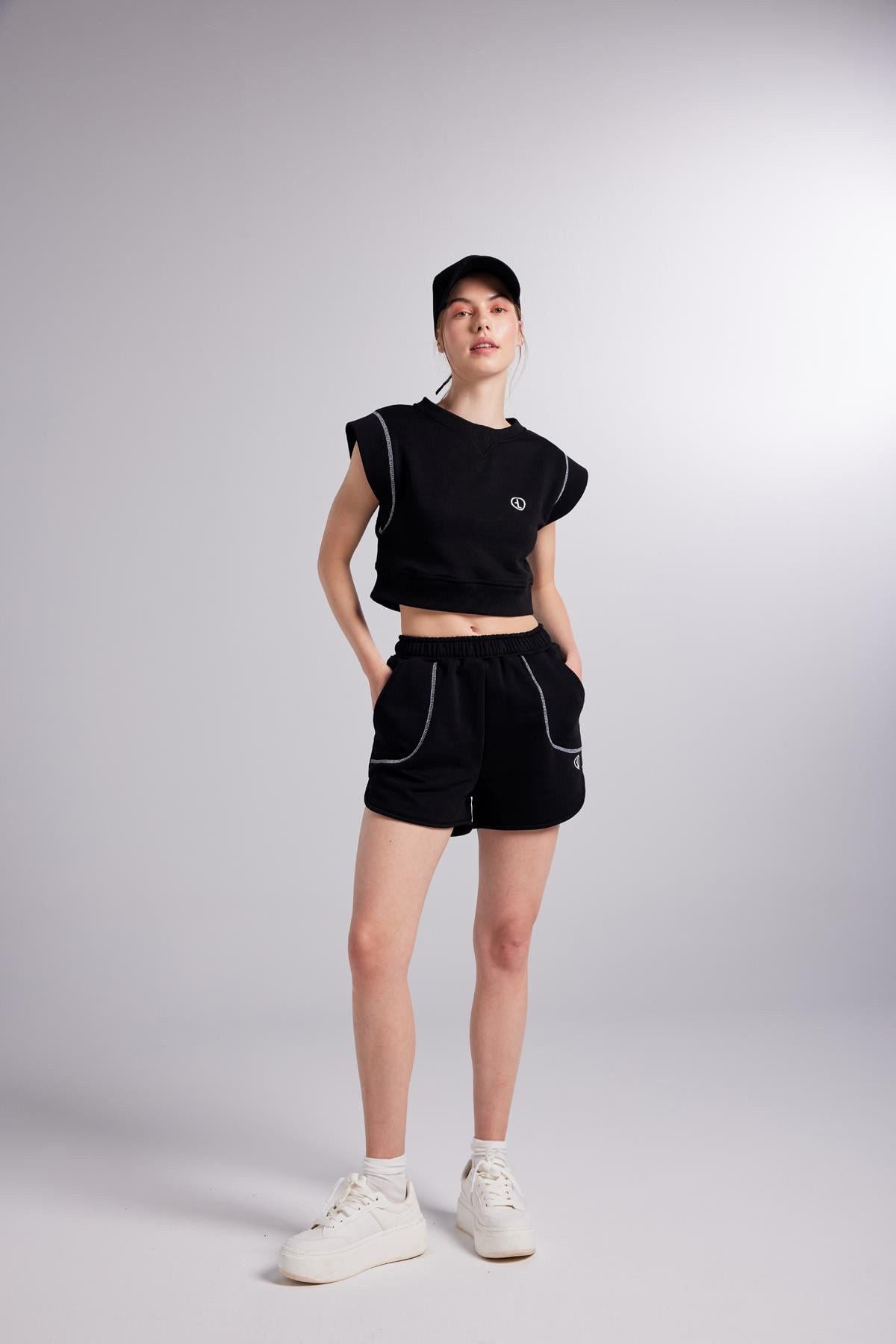 Mini-Shorts mit Kontrastnähten