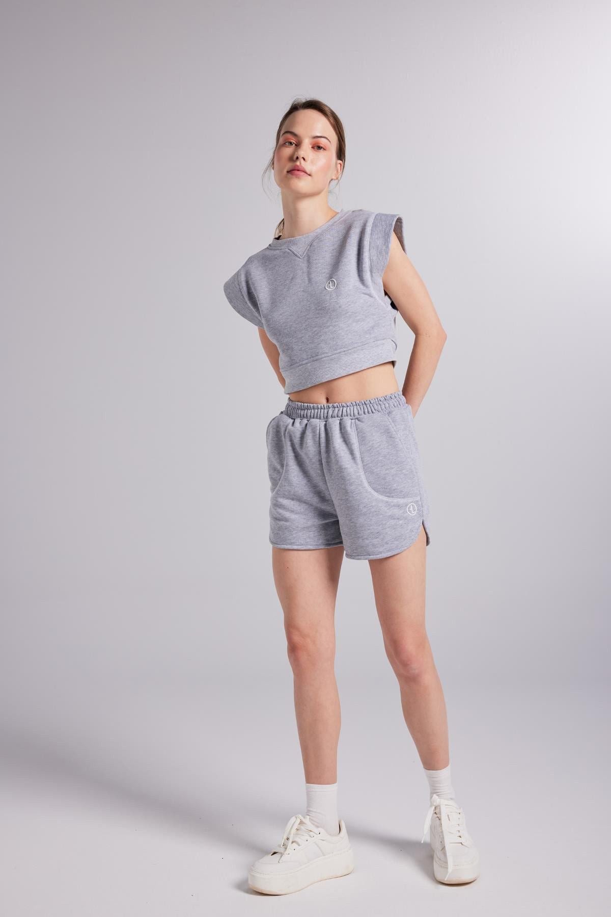 Mini-Shorts mit Kontrastnähten