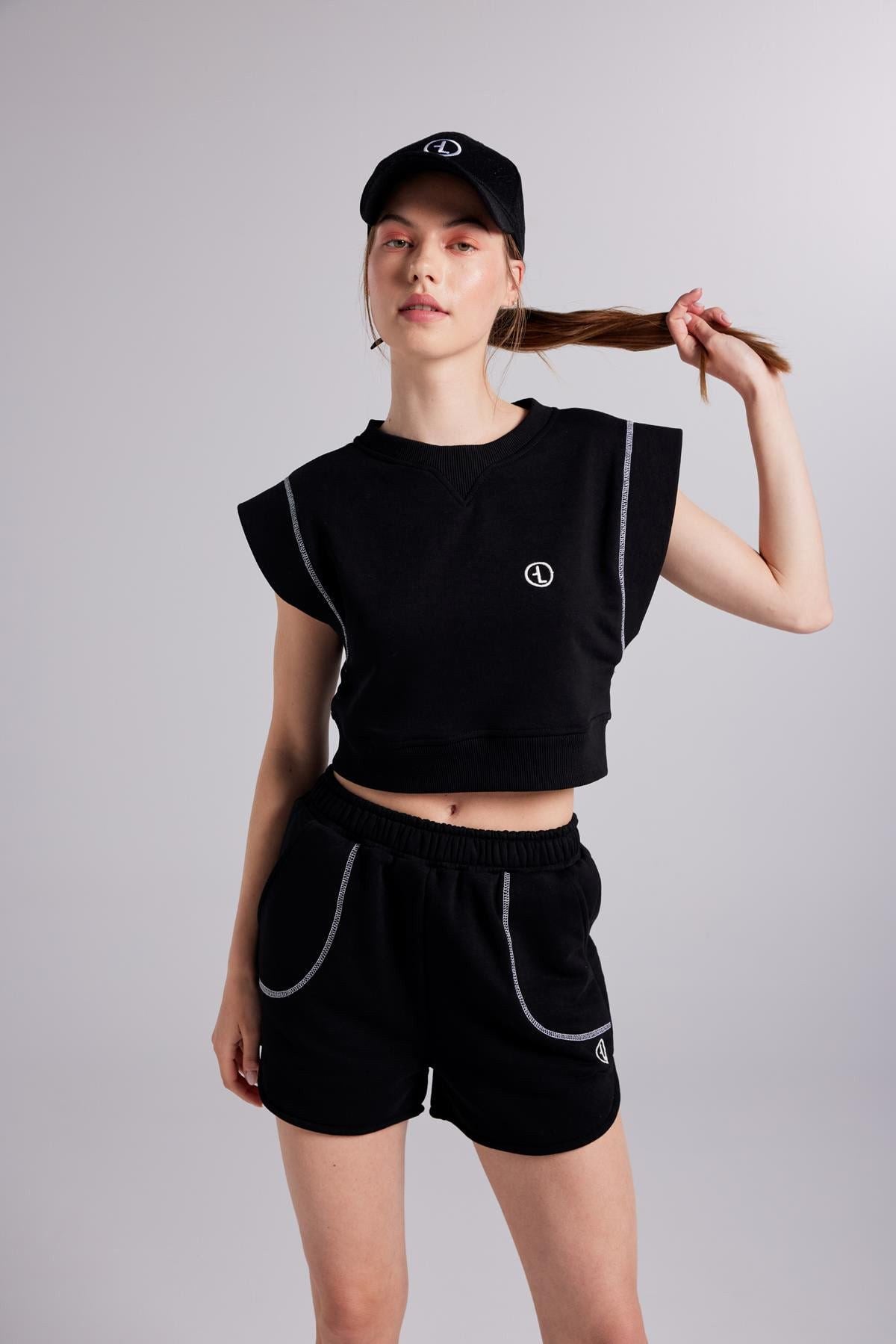 Mini-Shorts mit Kontrastnähten