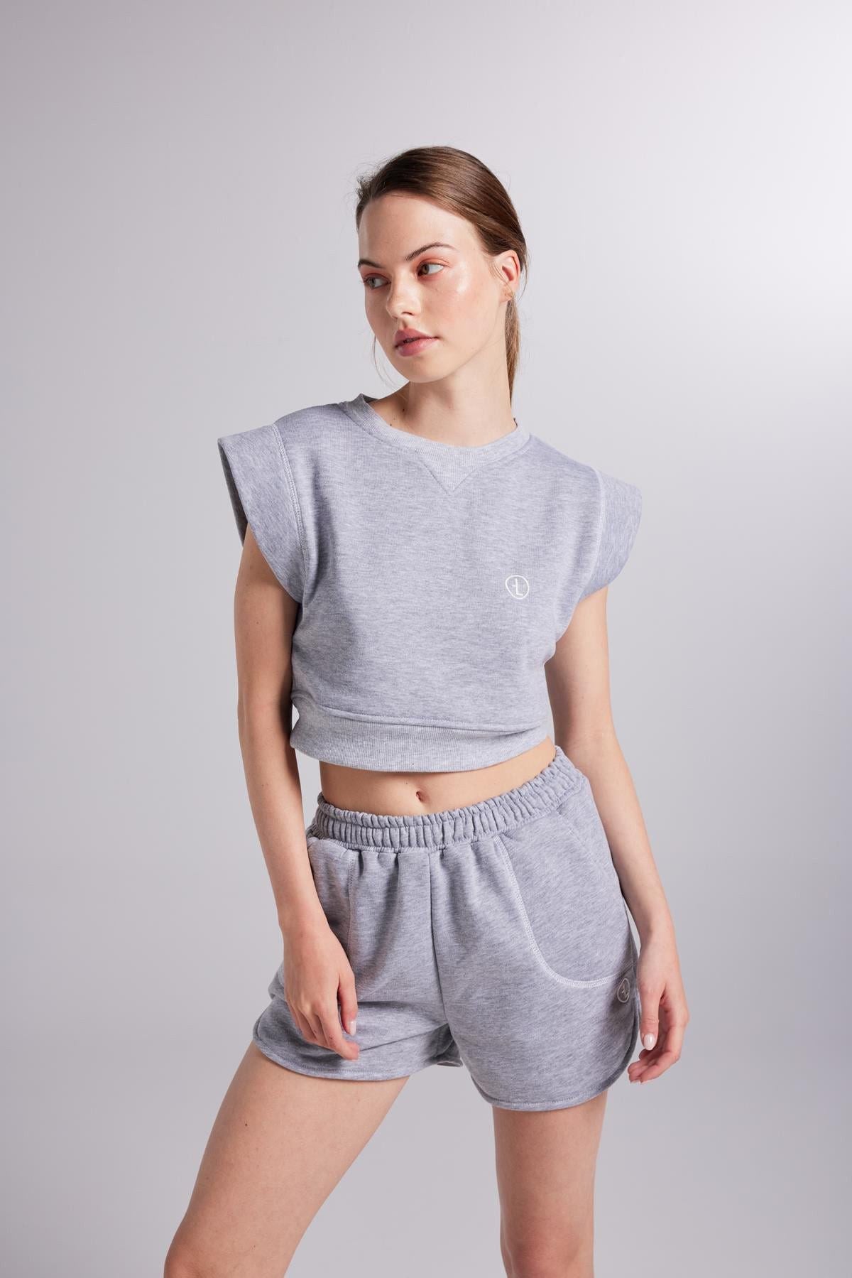 Mini-Shorts mit Kontrastnähten