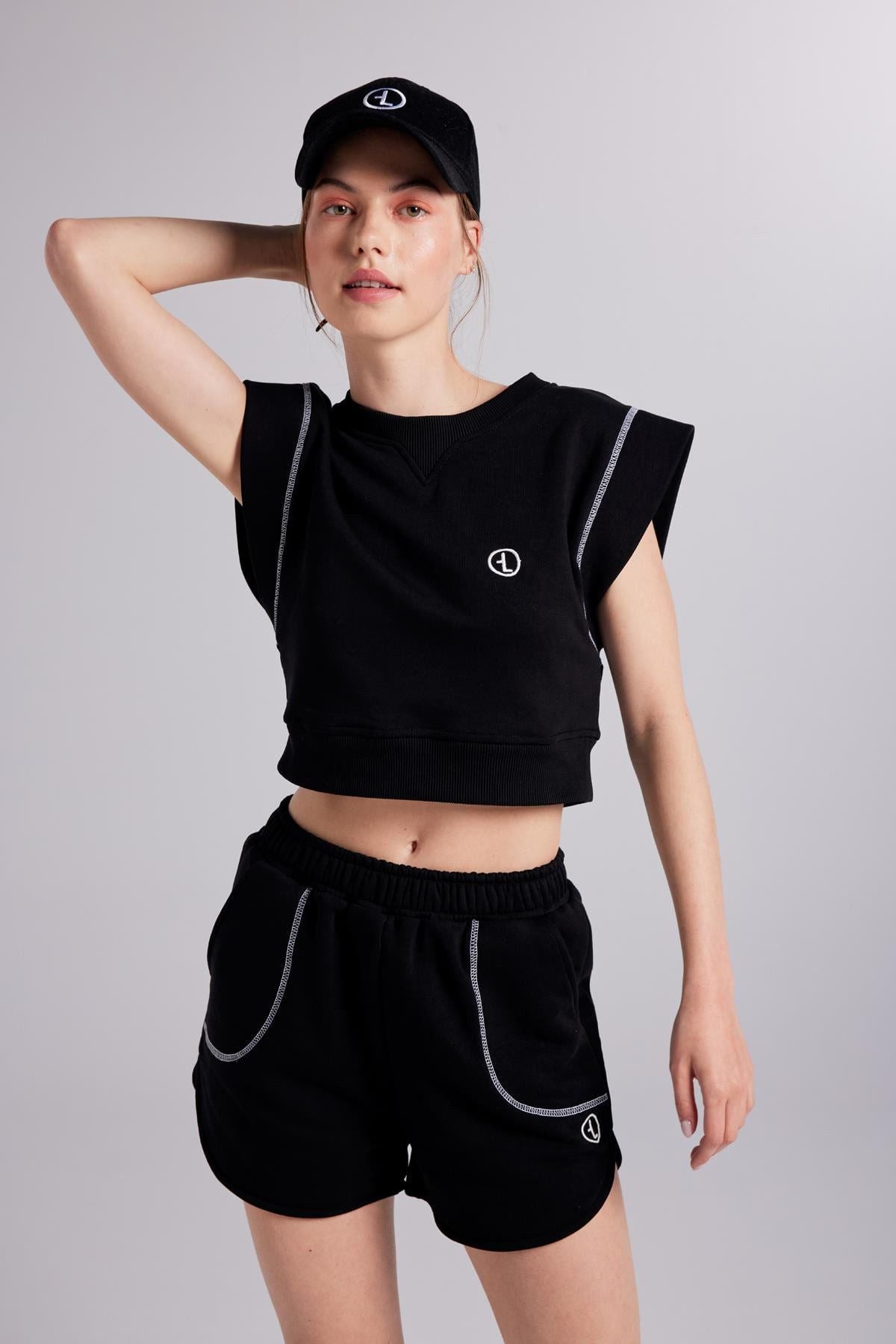 Mini-Shorts mit Kontrastnähten