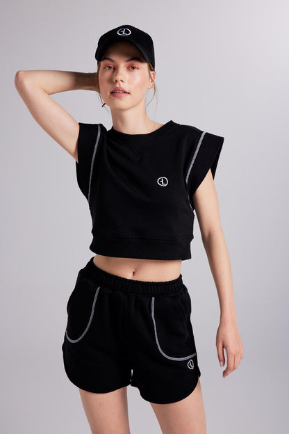 Mini-Shorts mit Kontrastnähten