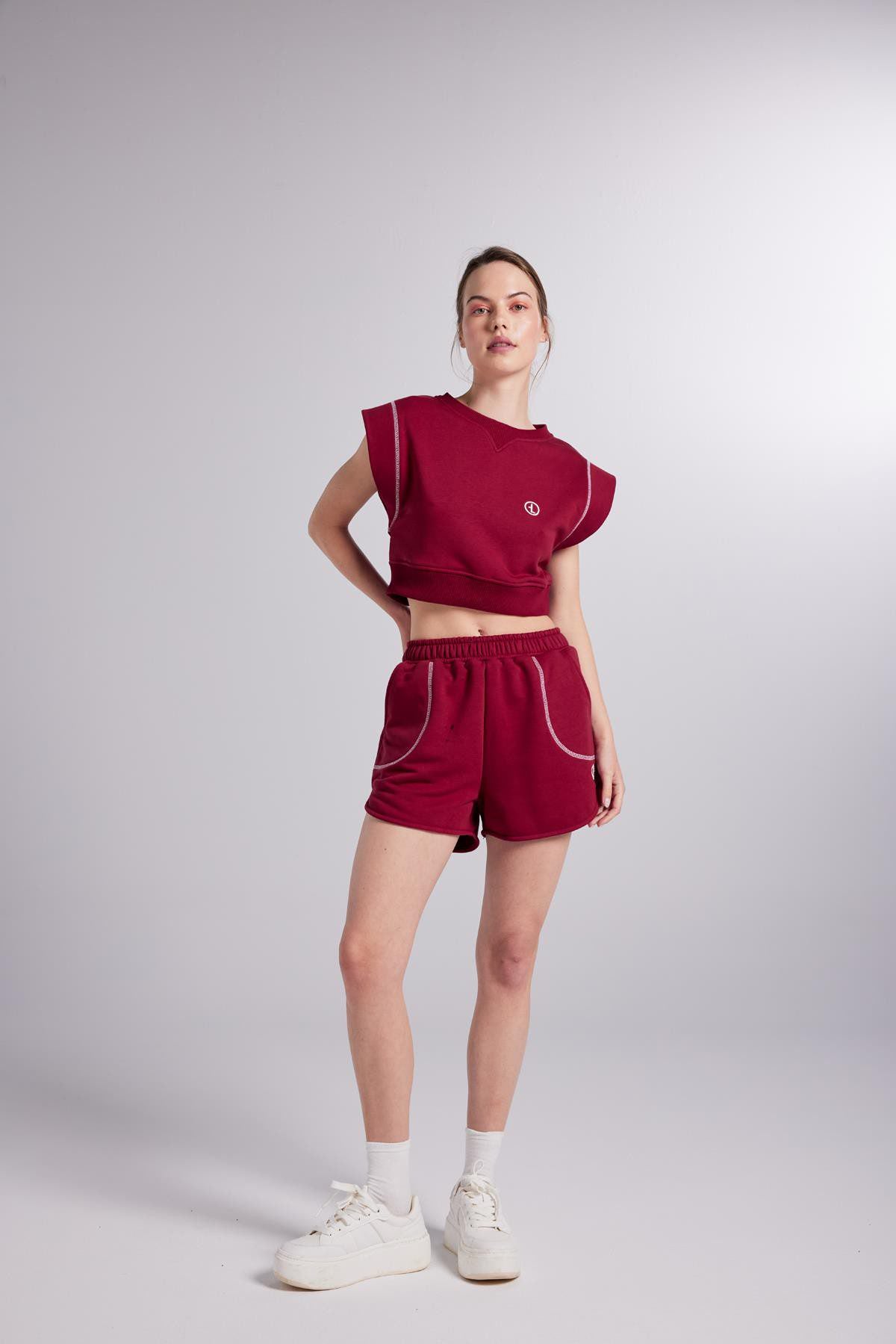 Mini-Shorts mit Kontrastnähten