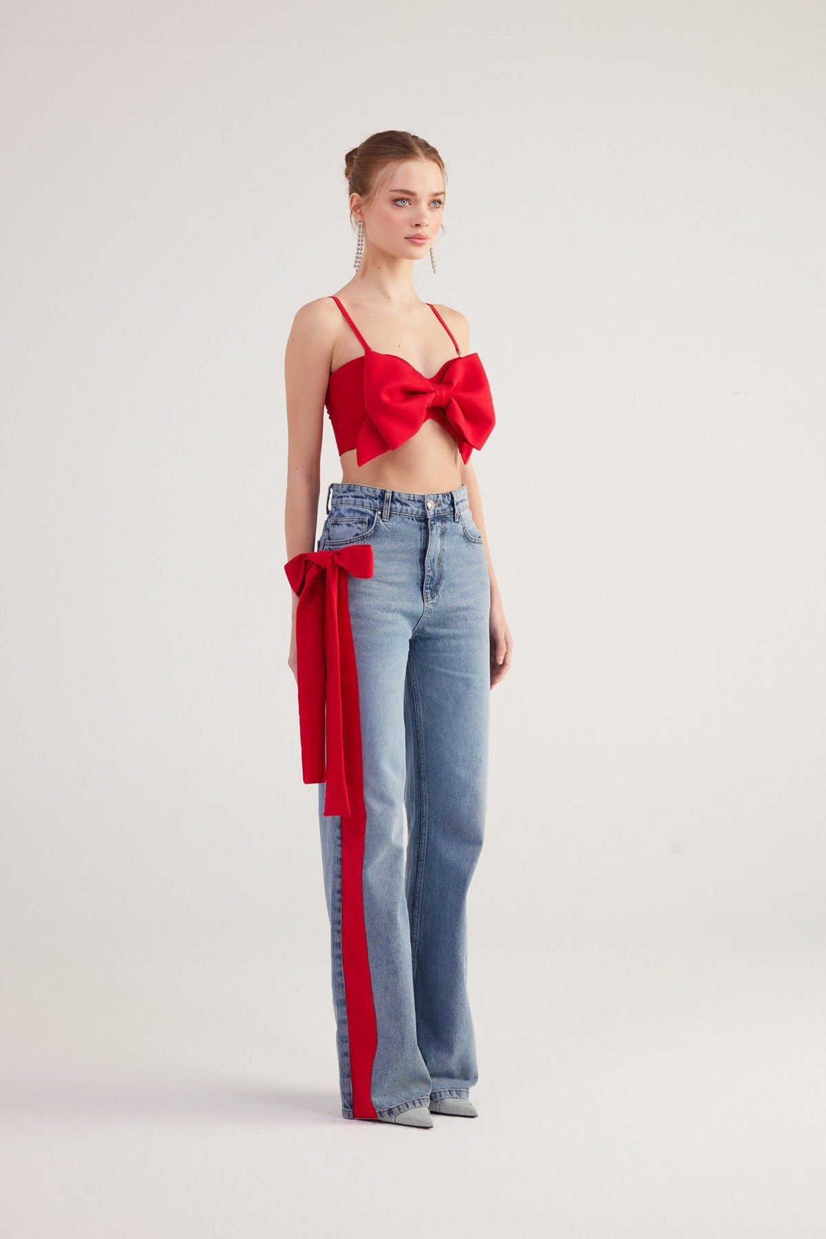 Hochtaillierte Jeans mit Banddetails