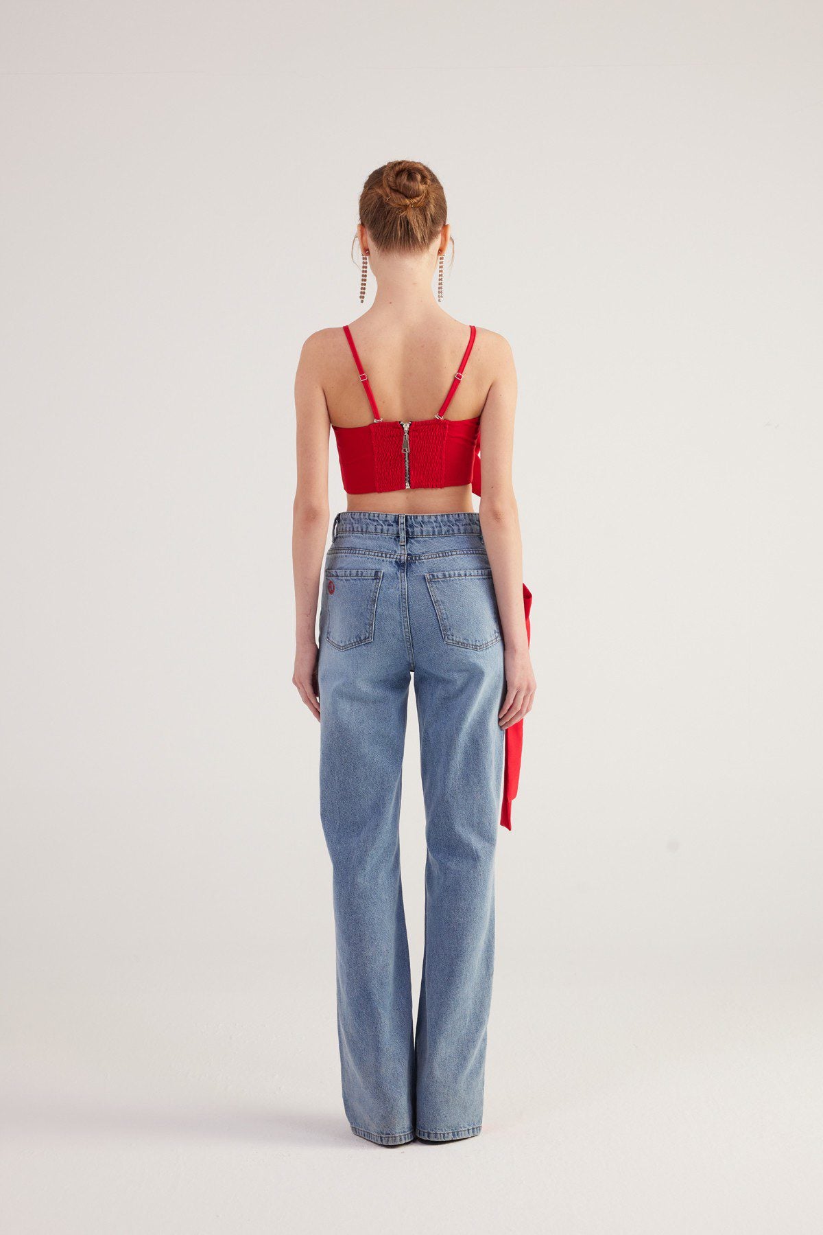 Hochtaillierte Jeans mit Banddetails