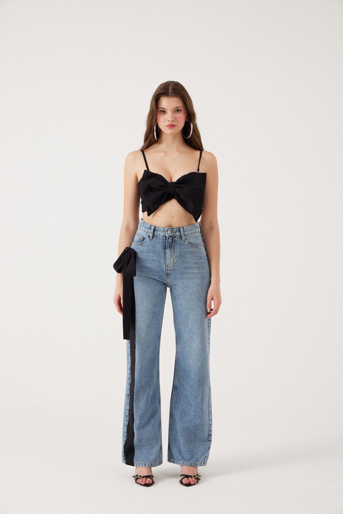 Hochtaillierte Jeans mit Banddetails