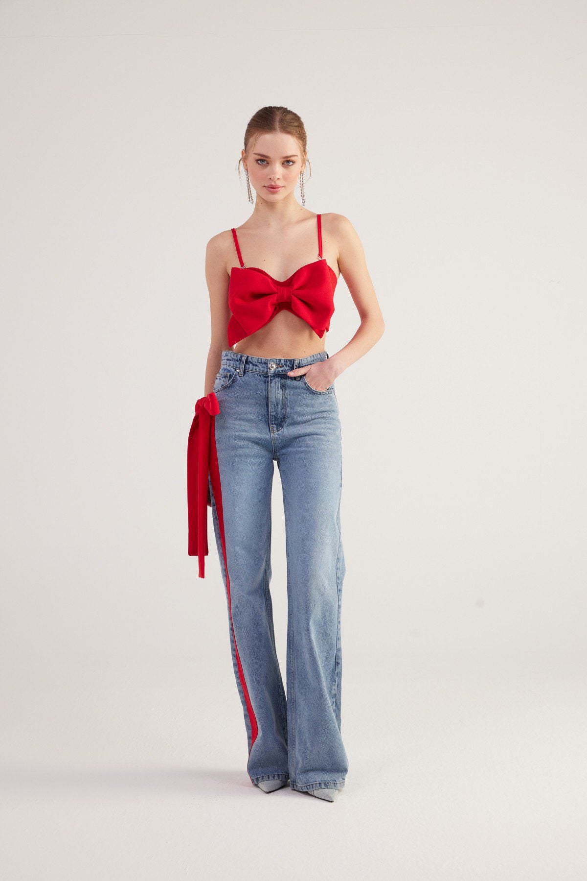 Hochtaillierte Jeans mit Banddetails