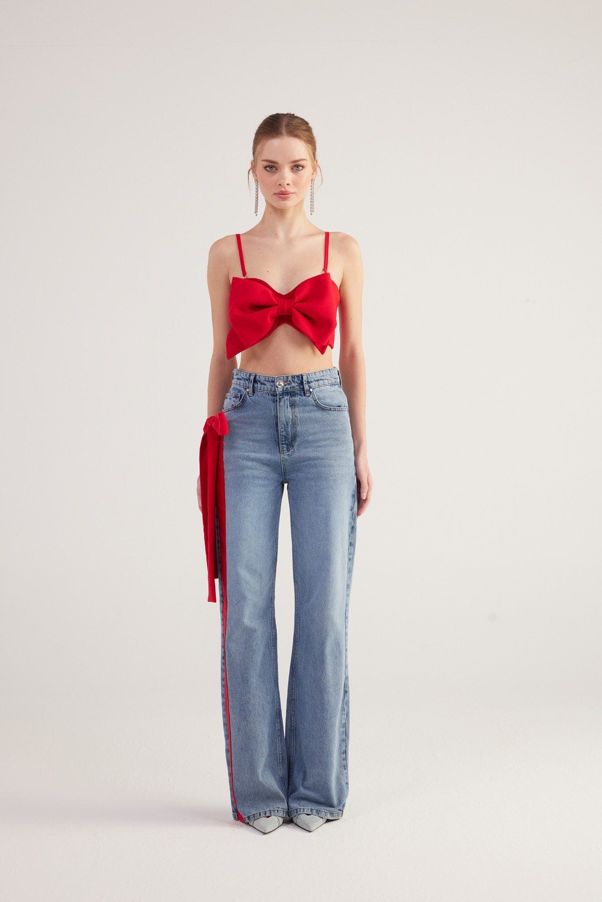 Hochtaillierte Jeans mit Banddetails
