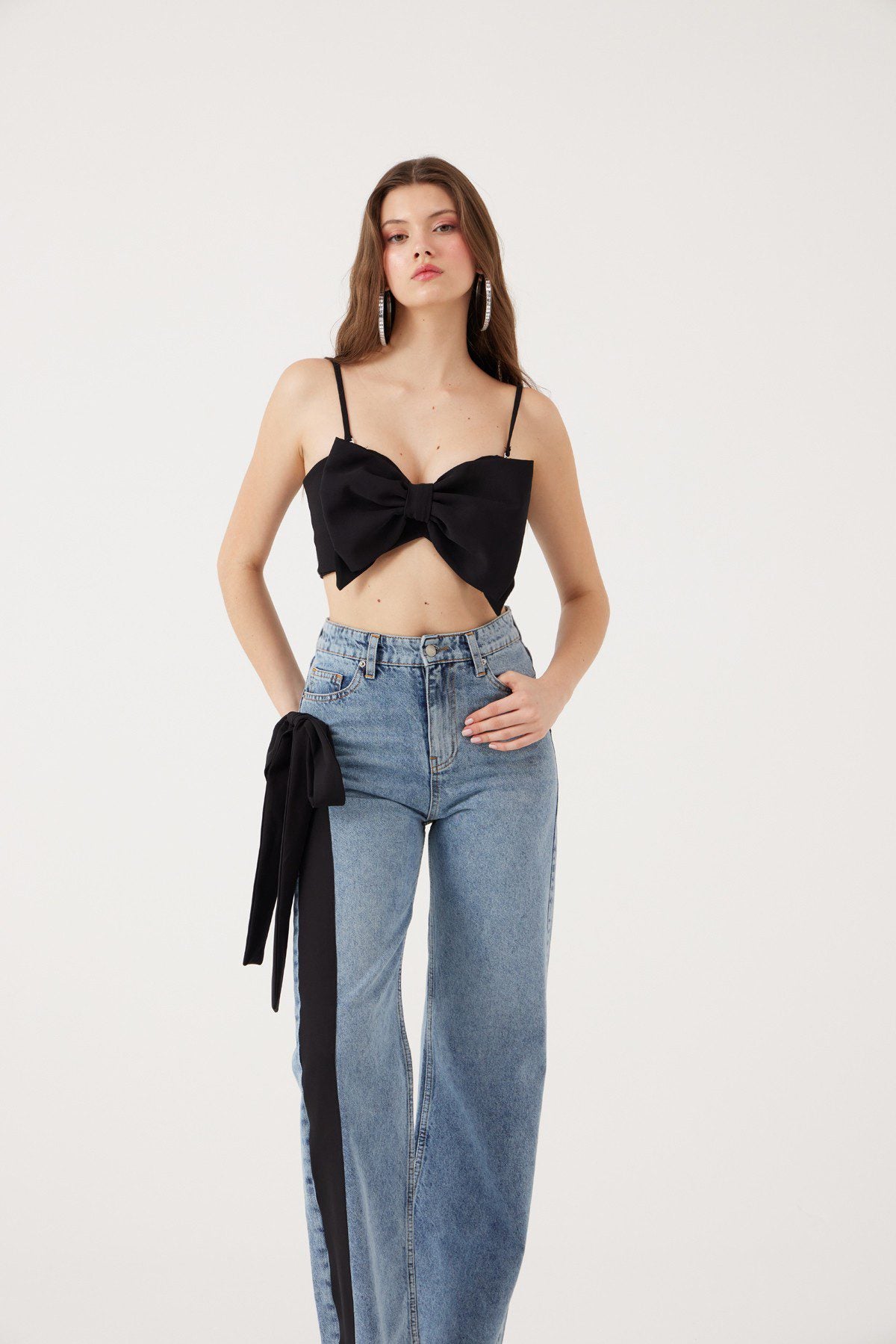 Hochtaillierte Jeans mit Banddetails