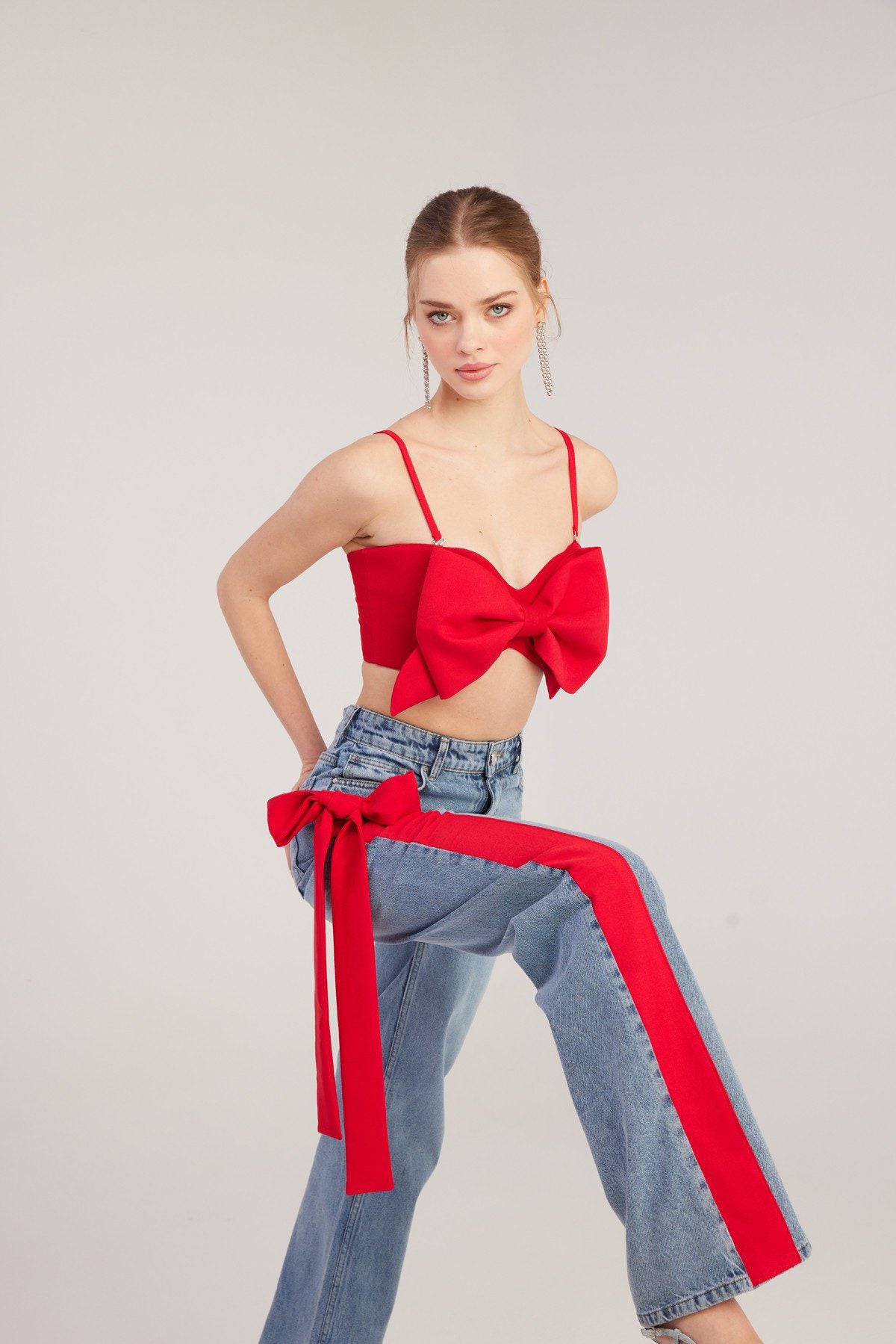 Hochtaillierte Jeans mit Banddetails